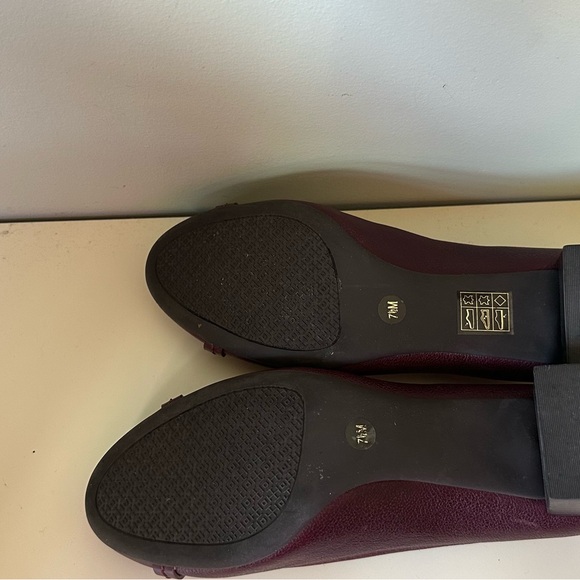 Tory Burch Burgundy Pumps with Decorative Emblem - Picture 4 of 6
